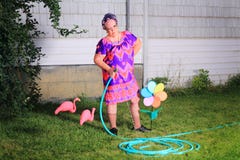 Nonna scontrosa che fa il lavoro di iarda fotografie stock libere da diritti Nonna scontrosa che fa il lavoro di iarda fotografie stock libere da diritti