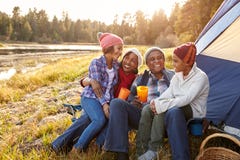 Nonni con i bambini che si accampano dal lago Fotografia Stock Libera da Diritti Nonni con i bambini che si accampano dal lago Fotografia Stock Libera da Diritti