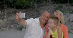 Nonni e nipote che prendono selfie mobile archivi video Nonni e nipote che prendono selfie mobile archivi video
