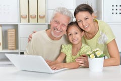 Nonno, derivato e nipote che per mezzo del computer portatile Immagine Stock Libera da Diritti Nonno, derivato e nipote che per mezzo del computer portatile Immagine Stock Libera da Diritti