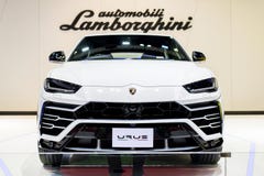 NONTHABURI, TAILÂNDIA - MARÇO 4,2019: Cor branca de Lamborghini Urus da vista dianteira em cabines no MOTOR INTERNACIONAL SHO de fotografia de stock royalty free NONTHABURI, TAILÂNDIA - MARÇO 4,2019: Cor branca de Lamborghini Urus da vista dianteira em cabines no MOTOR INTERNACIONAL SHO de fotografia de stock royalty free