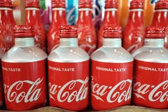 NONTHABURI, THAÏLANDE - MAI 24,2019 : Une rangée du déploiement classique de bouteilles de Coca Cola image libre de droits NONTHABURI, THAÏLANDE - MAI 24,2019 : Une rangée du déploiement classique de bouteilles de Coca Cola image libre de droits
