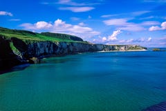 Noord-Ierland, panorama van de schitterende kustlijn van Antrim op een prachtige de zomerdag royalty-vrije stock foto's Noord-Ierland, panorama van de schitterende kustlijn van Antrim op een prachtige de zomerdag royalty-vrije stock foto's