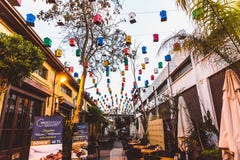 Noord-Nicosia, Turkse Republiek van Noordelijk Cyprus - Februari 27, 2019: Heldere koffie met mooi decor in het Noorden stock afbeelding Noord-Nicosia, Turkse Republiek van Noordelijk Cyprus - Februari 27, 2019: Heldere koffie met mooi decor in het Noorden stock afbeelding