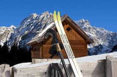 Noords Ski?end - het chalet van de Berg in de winter - Italië royalty-vrije stock foto Noords Ski?end - het chalet van de Berg in de winter - Italië royalty-vrije stock foto