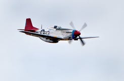 Nordamerikanischer Kämpfer des Zweiten Weltkrieges der langen Strecke P51D-Mustangs errichtet zu einer britischen Spezifikation stockfoto Nordamerikanischer Kämpfer des Zweiten Weltkrieges der langen Strecke P51D-Mustangs errichtet zu einer britischen Spezifikation stockfoto