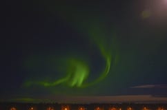 Nordlicht unter dem Mondlicht im bewölkten Himmel lizenzfreies stockbild Nordlicht unter dem Mondlicht im bewölkten Himmel lizenzfreies stockbild