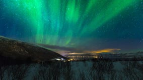 Nordlichter über dem Dorf Hansnes, Troms-Grafschaft Norwegen lizenzfreies stockbild Nordlichter über dem Dorf Hansnes, Troms-Grafschaft Norwegen lizenzfreies stockbild