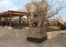 Nordseite männlicher Foo Dog-Skulptur der 10. Straßen-Piazzas, Philadelphia, Pennsylvania stockfotografie Nordseite männlicher Foo Dog-Skulptur der 10. Straßen-Piazzas, Philadelphia, Pennsylvania stockfotografie