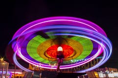 Noria en el movimiento en parque de atracciones en la noche imagenes de archivo Noria en el movimiento en parque de atracciones en la noche imagenes de archivo
