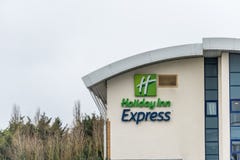 Northampton R-U le 23 janvier 2018 : Parc exprès de grange de connexion de logo d'hôtel de Holiday Inn industriel photos libres de droits Northampton R-U le 23 janvier 2018 : Parc exprès de grange de connexion de logo d'hôtel de Holiday Inn industriel photos libres de droits