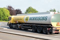 Northampton, Reino Unido - 26 de mayo de 2018: Camión del aceite de Morrisons en ciudad británica de la ciudad en Inglaterra fotografía de archivo Northampton, Reino Unido - 26 de mayo de 2018: Camión del aceite de Morrisons en ciudad británica de la ciudad en Inglaterra fotografía de archivo