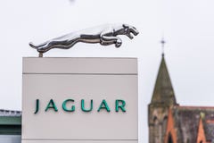 Northampton UK Januari 11 2018: Ställning för Jaguar logotecken i den Northampton Town mitten royaltyfri bild Northampton UK Januari 11 2018: Ställning för Jaguar logotecken i den Northampton Town mitten royaltyfri bild