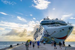 Norwegisches Schiff NCL Star Cruise angekoppelt am Phillipsburg-Kreuzfahrt-Hafenterminal in Sint Maarten Ankommende Passagiere, d stockfotos Norwegisches Schiff NCL Star Cruise angekoppelt am Phillipsburg-Kreuzfahrt-Hafenterminal in Sint Maarten Ankommende Passagiere, d stockfotos