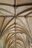 NORWICH, REINO UNIDO - 5 DE JUNHO DE 2017: O claustro na catedral de Norwich com detalhes do teto com cofres-forte e os chefes es imagem de stock royalty free NORWICH, REINO UNIDO - 5 DE JUNHO DE 2017: O claustro na catedral de Norwich com detalhes do teto com cofres-forte e os chefes es imagem de stock royalty free