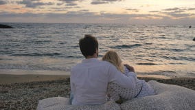 Nos pares do amor que relaxam em descansos grandes perto do oceano video estoque Nos pares do amor que relaxam em descansos grandes perto do oceano video estoque