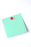 Nota appiccicosa di Post-it in bianco con il perno di spinta isolato su fondo bianco fotografia stock libera da diritti Nota appiccicosa di Post-it in bianco con il perno di spinta isolato su fondo bianco fotografia stock libera da diritti