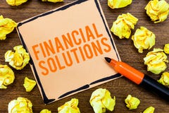 Nota da escrita que mostra soluções financeiras Foto do negócio que apresenta para salvar o dinheiro em necessidades do seguro e fotografia de stock royalty free Nota da escrita que mostra soluções financeiras Foto do negócio que apresenta para salvar o dinheiro em necessidades do seguro e fotografia de stock royalty free