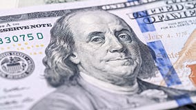 Nota de dólar americana nova do dinheiro cem do close up Retrato de Benjamin Franklin, nós macro do fragmento da cédula de 100 dó imagem de stock royalty free Nota de dólar americana nova do dinheiro cem do close up Retrato de Benjamin Franklin, nós macro do fragmento da cédula de 100 dó imagem de stock royalty free