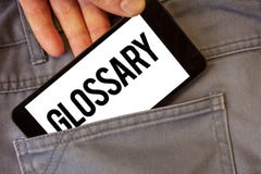 Nota de la escritura que muestra el glosario La foto del negocio que muestra la lista de términos alfabética con descripciones de fotografía de archivo Nota de la escritura que muestra el glosario La foto del negocio que muestra la lista de términos alfabética con descripciones de fotografía de archivo