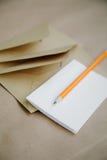 Nota e envelopes brancos do papel reciclado imagem de stock royalty free Nota e envelopes brancos do papel reciclado imagem de stock royalty free