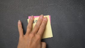 Nota pegajosa sobre la pizarra Nota pegajosa sobre la pizarra