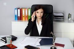 Notaire de femme parlant à son téléphone portable image stock Notaire de femme parlant à son téléphone portable image stock