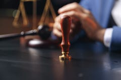 Notaire signant un contrat avec le stylo-plume dans le concept de chambre noire parquez le notaire d'avocat de mandataire de loi images libres de droits Notaire signant un contrat avec le stylo-plume dans le concept de chambre noire parquez le notaire d'avocat de mandataire de loi images libres de droits
