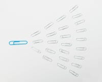 Notapaperclippen op lichte hoogste mening als achtergrond stock afbeelding Notapaperclippen op lichte hoogste mening als achtergrond stock afbeelding