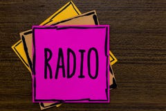 Note d'écriture montrant la radio La photo d'affaires présentant le matériel électronique utilisé pour écouter des programmes d'é photographie stock libre de droits Note d'écriture montrant la radio La photo d'affaires présentant le matériel électronique utilisé pour écouter des programmes d'é photographie stock libre de droits