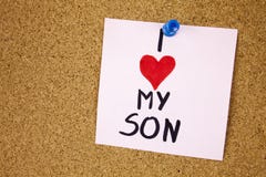 Noti con amore di I mio figlio Noti con amore di I il miei figlio e cuore rosso sul fondo del bordo del sughero Fotografia Stock Noti con amore di I mio figlio Noti con amore di I il miei figlio e cuore rosso sul fondo del bordo del sughero Fotografia Stock