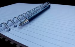 Notitieboekje en zwarte pen stock afbeelding Notitieboekje en zwarte pen stock afbeelding