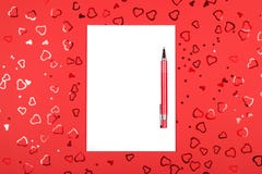 Notitieboekje met pen op rode achtergrond met hart-vormige confettien royalty-vrije illustratie Notitieboekje met pen op rode achtergrond met hart-vormige confettien royalty-vrije illustratie