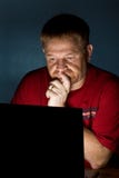Notizbuch-Benutzer, der durchdacht schaut stockfotos Notizbuch-Benutzer, der durchdacht schaut stockfotos