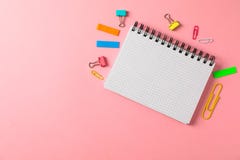 Notizbuch, Clip und Aufkleber auf Farbhintergrund lizenzfreie stockfotografie Notizbuch, Clip und Aufkleber auf Farbhintergrund lizenzfreie stockfotografie