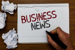 Notizie dal mondo degli affari del testo della scrittura Concetto che significa l'indicatore corporativo della tenuta dell'uomo d immagini stock libere da diritti Notizie dal mondo degli affari del testo della scrittura Concetto che significa l'indicatore corporativo della tenuta dell'uomo d immagini stock libere da diritti