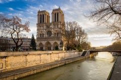 Notre Dame Cathedral e Seine River na manhã Paris do inverno foto de stock royalty free Notre Dame Cathedral e Seine River na manhã Paris do inverno foto de stock royalty free