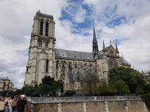 Notre Dame Outside Paris France immagine stock libera da diritti Notre Dame Outside Paris France immagine stock libera da diritti