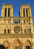 Notre Dame, Parigi, Francia Facciata e guglia con la luce di tramonto fotografia stock Notre Dame, Parigi, Francia Facciata e guglia con la luce di tramonto fotografia stock