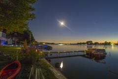 Notte sul lago durante la vacanza estiva fotografia stock libera da diritti Notte sul lago durante la vacanza estiva fotografia stock libera da diritti