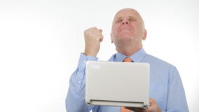 Notícia de Read Online Good do homem de negócios no portátil e para fazer gestos de mão entusiásticos foto de stock Notícia de Read Online Good do homem de negócios no portátil e para fazer gestos de mão entusiásticos foto de stock