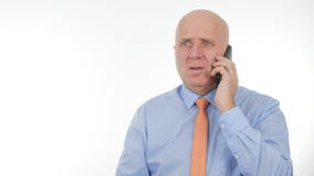 Notícia desapontado de Image Talking Bad do homem de negócios no telefone celular fotografia de stock Notícia desapontado de Image Talking Bad do homem de negócios no telefone celular fotografia de stock