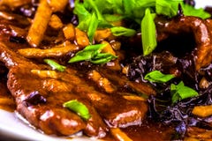 Nouilles en verre avec de la viande coupée en tranches, des légumes et des champignons chinois photographie stock Nouilles en verre avec de la viande coupée en tranches, des légumes et des champignons chinois photographie stock