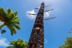 Noumea, Nouvelle-Calédonie Chambre de ka de Mwa la grande ou la Chambre de l'homme, poteau de totem monumental de kanak de 12 mèt photographie stock libre de droits Noumea, Nouvelle-Calédonie Chambre de ka de Mwa la grande ou la Chambre de l'homme, poteau de totem monumental de kanak de 12 mèt photographie stock libre de droits