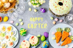 Nourriture colorée drôle de Pâques pour des enfants avec des décorations sur la table Concept de dîner de Pâques photographie stock libre de droits Nourriture colorée drôle de Pâques pour des enfants avec des décorations sur la table Concept de dîner de Pâques photographie stock libre de droits