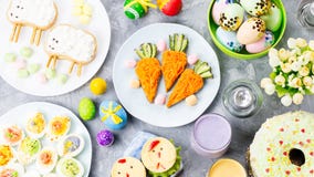 Nourriture colorée drôle de Pâques pour des enfants avec des décorations sur la table Concept de dîner de Pâques image libre de droits Nourriture colorée drôle de Pâques pour des enfants avec des décorations sur la table Concept de dîner de Pâques image libre de droits