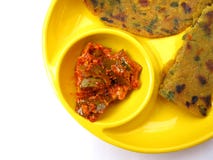 Nourriture-Conserves au vinaigre indiennes et Methi Paratha Nourriture-Conserves au vinaigre indiennes et Methi Paratha
