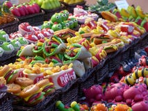 Nourriture douce dans le marché typique image libre de droits Nourriture douce dans le marché typique image libre de droits