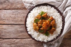 Nourriture indienne : Boeuf de Madras avec le riz basmati vue supérieure horizontale photographie stock libre de droits Nourriture indienne : Boeuf de Madras avec le riz basmati vue supérieure horizontale photographie stock libre de droits