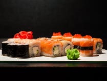 Nourriture roule des sushi, fond noir et blanc images libres de droits Nourriture roule des sushi, fond noir et blanc images libres de droits